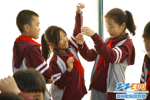 学生们正在合作制作实验 学生们正在合作制作实验