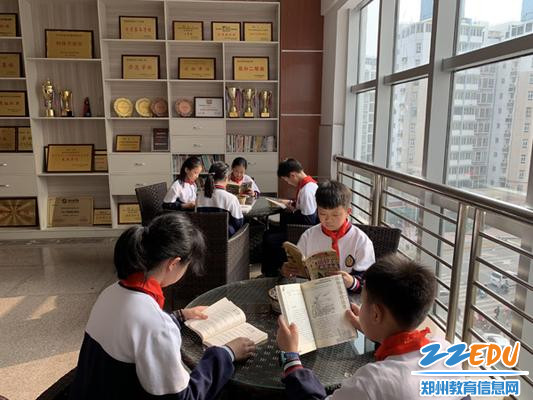 3.学生们在书吧认真读书 3.学生们在书吧认真读书