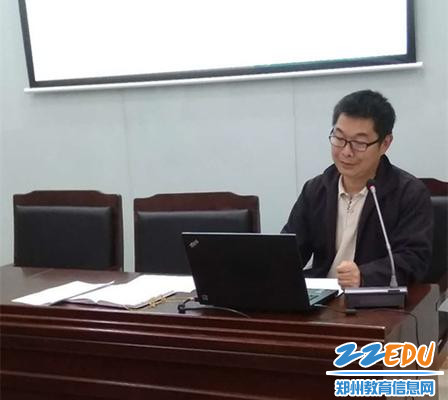 会议由年级长王建锋老师主持,他首先结合数据对各班级、各学科在本次考试中的学业表现进行了细致地分析、比较和点评。 会议由年级长王建锋老师主持,他首先结合数据对各班级、各学科在本次考试中的学业表现进行了细致地分析、比较和点评。