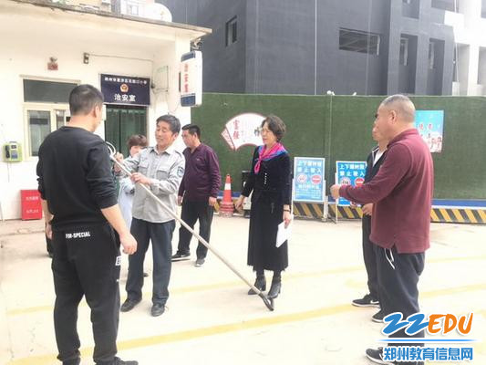 检查人员检查学校安全措施 (1)_调整大小 检查人员检查学校安全措施 (1)_调整大小