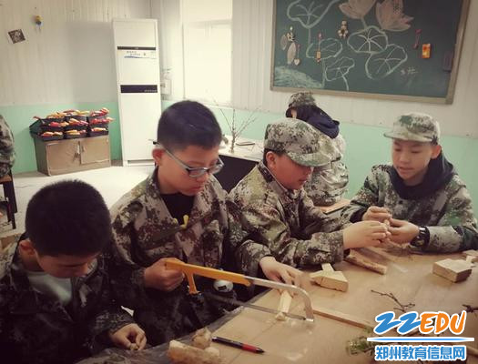 正在制作木制工艺品的学生们_副本 正在制作木制工艺品的学生们_副本