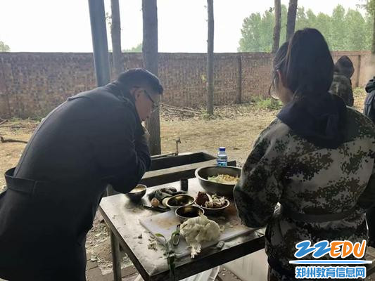 狄校长品尝学生的手艺_副本 狄校长品尝学生的手艺_副本