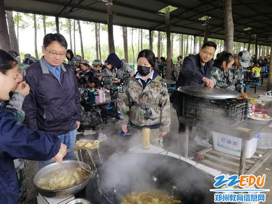 姜波副校长参观“森林厨房”活动_副本 姜波副校长参观“森林厨房”活动_副本