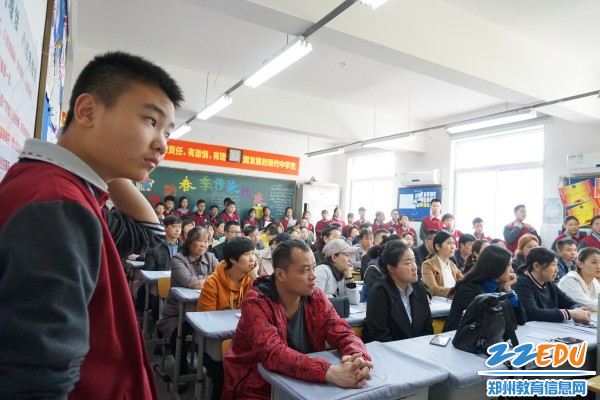 8学生和家长一起参与家长会 8学生和家长一起参与家长会