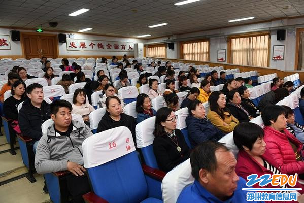郑州盲聋哑学校全体教师认真学习河南中小学校安全“十必须十不准”