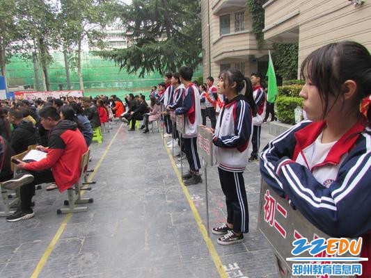 引导家长入座的学生志愿者 引导家长入座的学生志愿者