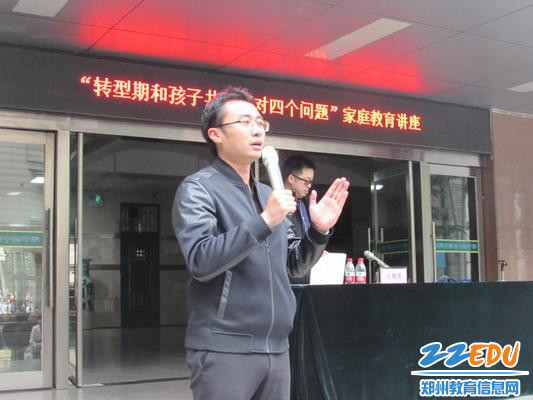 政教副主任周浩主持讲座并介绍与会专家 政教副主任周浩主持讲座并介绍与会专家