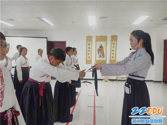 1 各班学生进行传统礼仪的学习 1 各班学生进行传统礼仪的学习