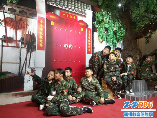 2 学生在”好想你“博物馆参观学习 2 学生在”好想你“博物馆参观学习