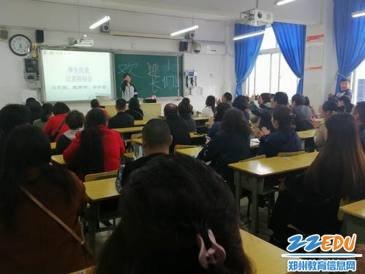学生代表主持记者招待会 学生代表主持记者招待会