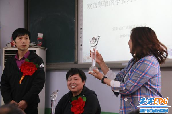 张玲霞校长为两位老教师颁发纪念品