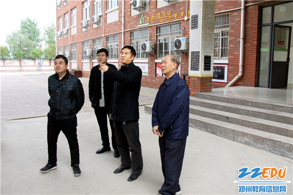 任炳木秘书长参观学校书法长廊(2) 任炳木秘书长参观学校书法长廊(2)