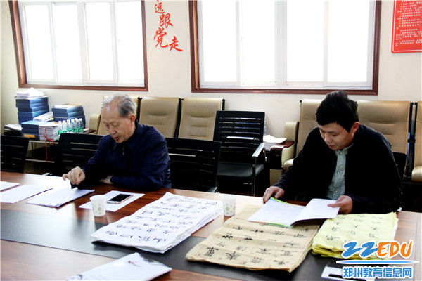 指导组查阅学校的书法档案资料(4) 指导组查阅学校的书法档案资料(4)