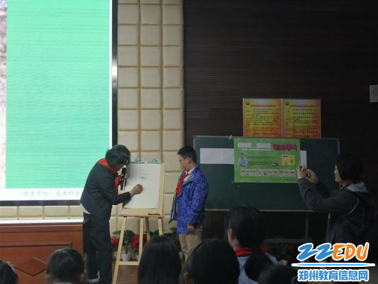 作家现场指导学生作画 作家现场指导学生作画