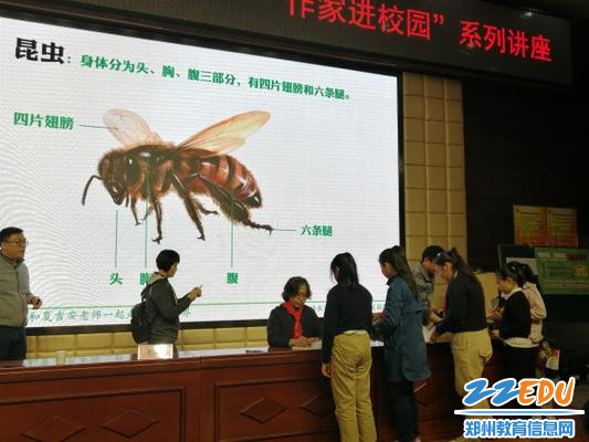 作家为少先队员书籍签名 作家为少先队员书籍签名