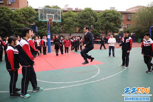 周铭校长参加跳绳活动 周铭校长参加跳绳活动