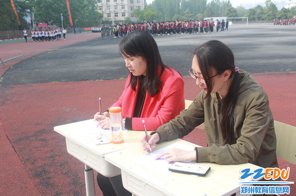 评委在专注打分_副本 评委在专注打分_副本