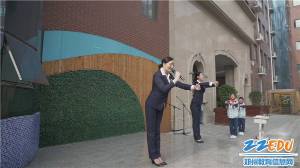 礼仪老师进行礼仪讲解示范 礼仪老师进行礼仪讲解示范