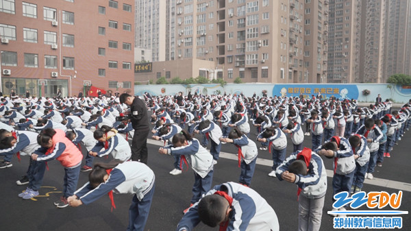 全校学生学习拜师礼 全校学生学习拜师礼