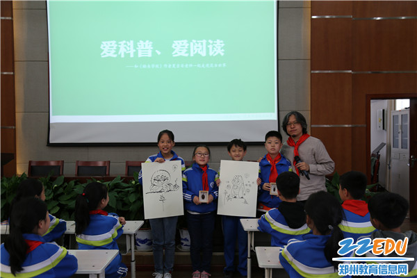 4夏吉安老师与幸运小观众合影 4夏吉安老师与幸运小观众合影