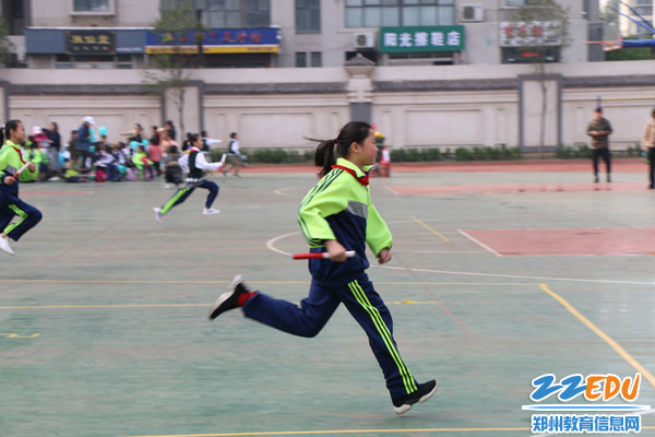 2.小学生在接力比赛中拼其全力 2.小学生在接力比赛中拼其全力