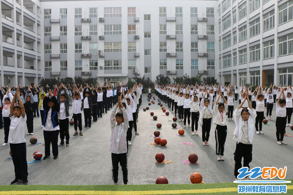 4.初中学生赛前展示”放松操“ 4.初中学生赛前展示”放松操“