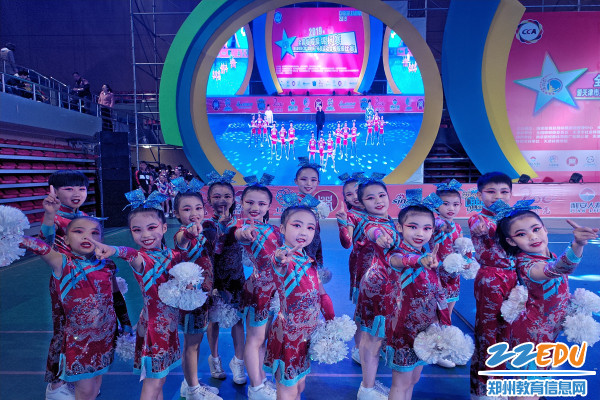 3.火焰啦啦操小队员候场时刻。 3.火焰啦啦操小队员候场时刻。