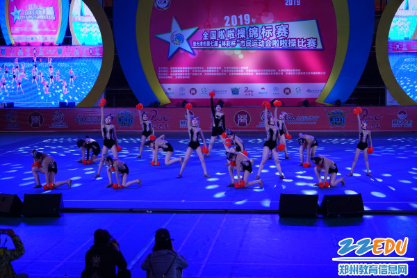 4.看,火焰啦啦操高超难度震惊全场。 4.看,火焰啦啦操高超难度震惊全场。