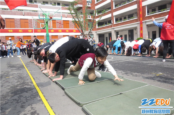 5小老鼠钻山洞 5小老鼠钻山洞