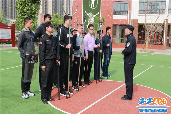 3韩建伟警官对演练情况进行指导和总结 3韩建伟警官对演练情况进行指导和总结