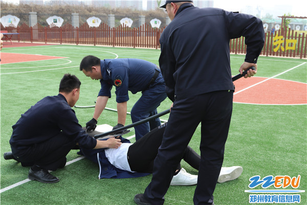 5模拟制服歹徒 5模拟制服歹徒