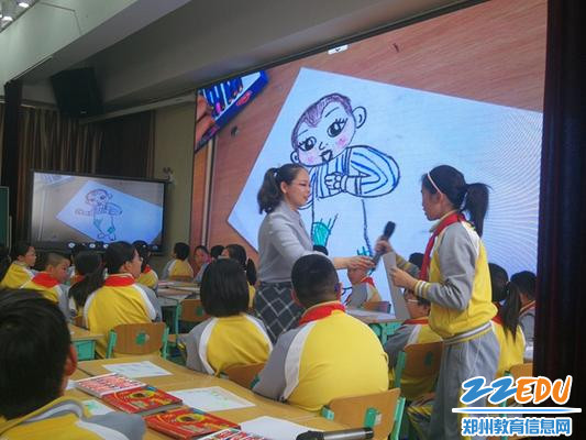 课堂上学生在积极的互动分享 课堂上学生在积极的互动分享