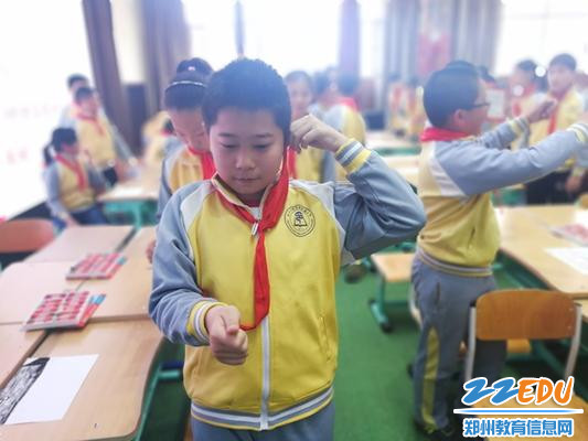 课堂上学生在用身体动作表达自己未来的梦想 课堂上学生在用身体动作表达自己未来的梦想