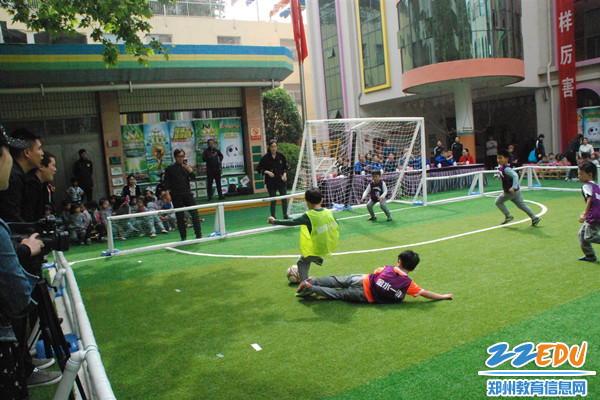 倒地铲球 倒地铲球