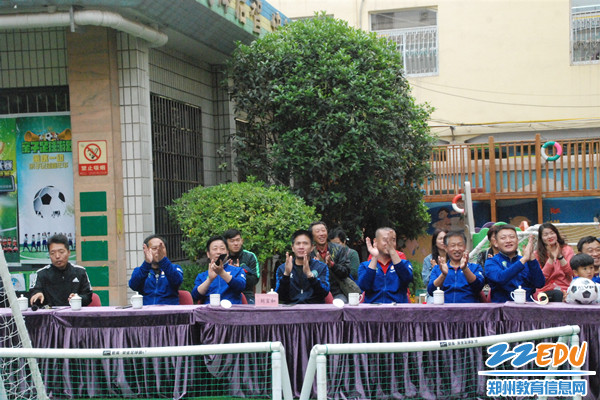 到场嘉宾为小球员的精彩表现鼓掌 到场嘉宾为小球员的精彩表现鼓掌