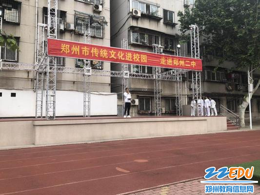 团委书记尚涛主持本次活动 团委书记尚涛主持本次活动