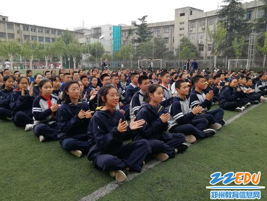 精彩的表演赢得学生们的热烈掌声 精彩的表演赢得学生们的热烈掌声