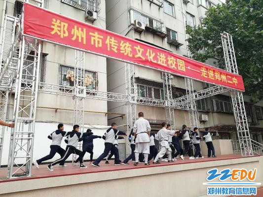 少林武僧们指导学生学习武术 少林武僧们指导学生学习武术