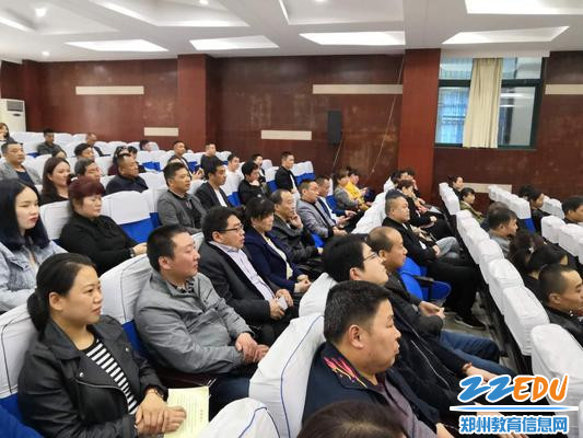 家长们认真听讲 家长们认真听讲