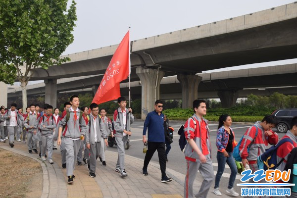 4家长和孩子一起远足 4家长和孩子一起远足