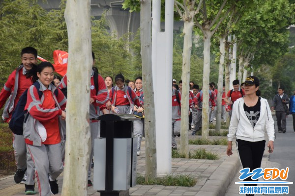 7老师守护着学子前行 7老师守护着学子前行