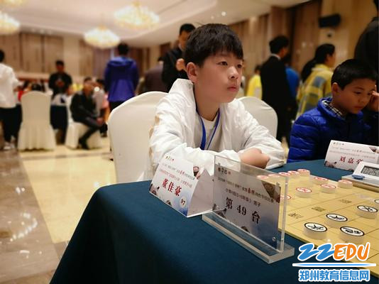 广武七小象棋选手董家豪正在进行比赛