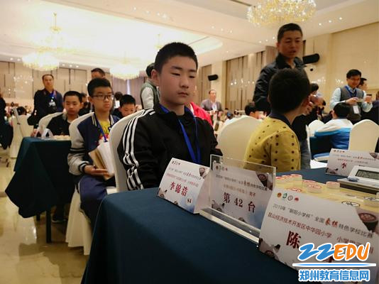 广武七小象棋选手李锦浩正在进行比赛
