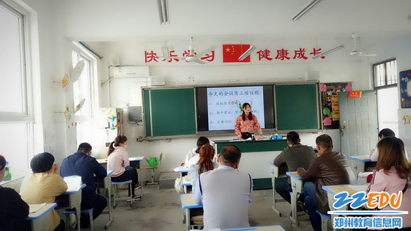 老师正在和家长互动_调整大小 老师正在和家长互动_调整大小