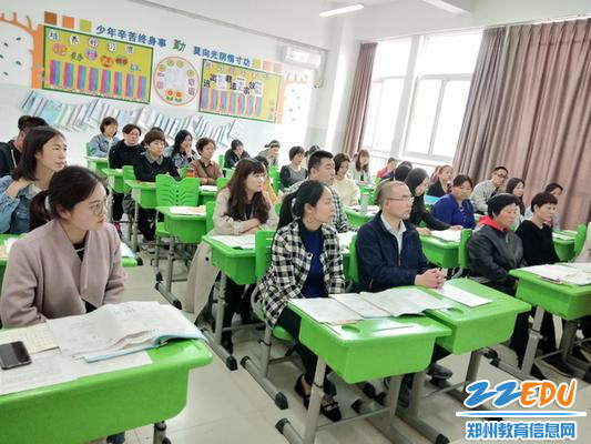 参会家长听得十分认真_调整大小 参会家长听得十分认真_调整大小