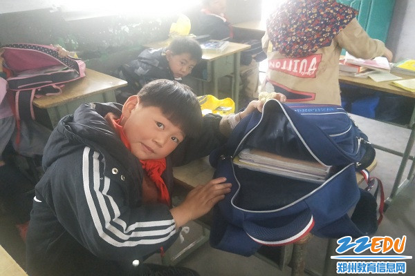 2看看我的书包多整齐 2看看我的书包多整齐