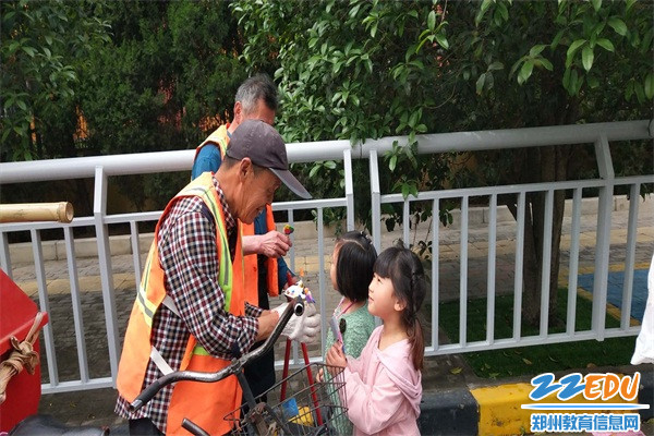 向环卫爷爷送节日礼物 向环卫爷爷送节日礼物