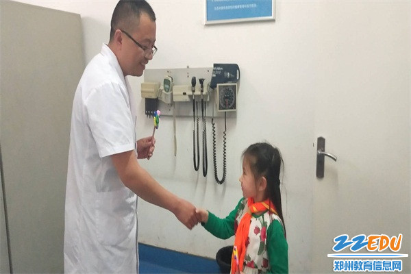 向医护人员送节日礼物 向医护人员送节日礼物