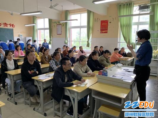 参会家长认真听取 参会家长认真听取