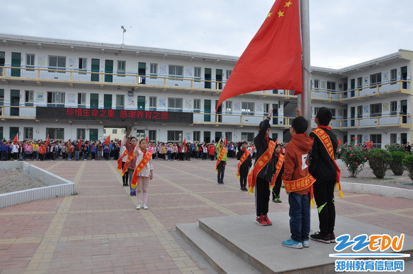 惠济区老鸦陈中心小学开展“珍惜生命之重感谢养育之恩”升旗仪式_调整大小 惠济区老鸦陈中心小学开展“珍惜生命之重感谢养育之恩”升旗仪式_调整大小
